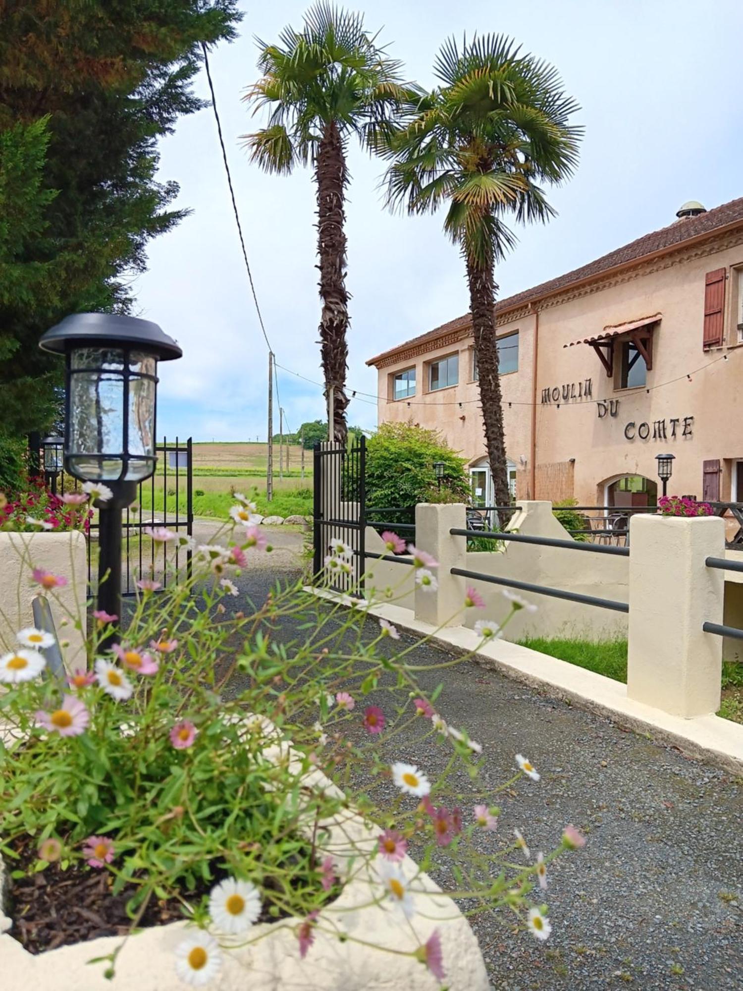 Gite Au Moulin Du Comte Bourrouillan Exteriér fotografie